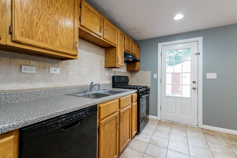 1,480/Mo, 5280 Quincy Dr Columbus, OH 43232 Kitchen View 2
