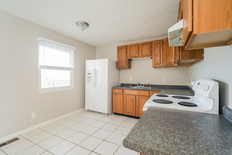 1,510/Mo, 8420 Fairbrook Ave Galloway, OH 43119 Kitchen View 2