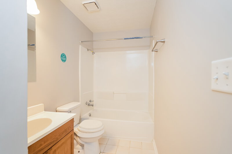 1,510/Mo, 8420 Fairbrook Ave Galloway, OH 43119 Bathroom View