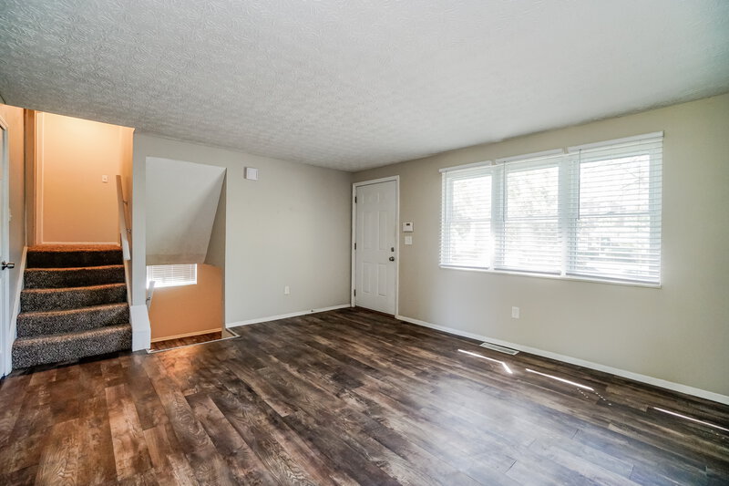 1,660/Mo, 5148 Cherry Creek Pkwy N Columbus, OH 43228 Living Room View