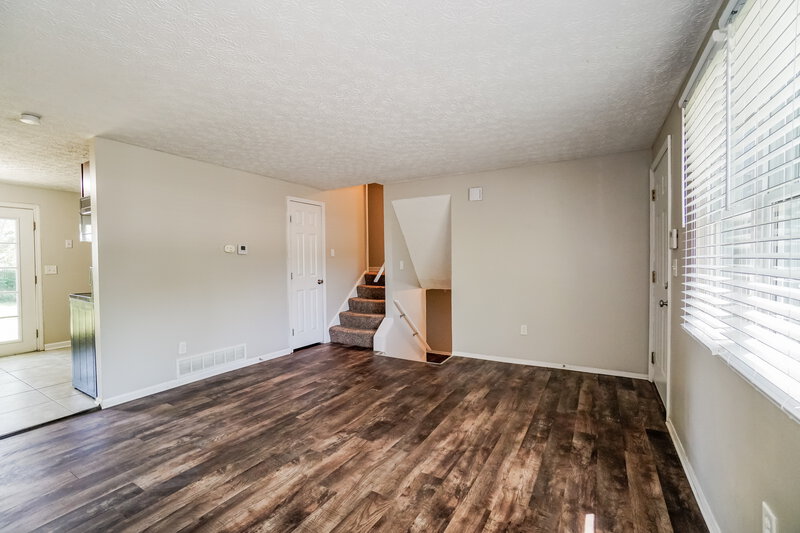 1,660/Mo, 5148 Cherry Creek Pkwy N Columbus, OH 43228 Living Room View 2