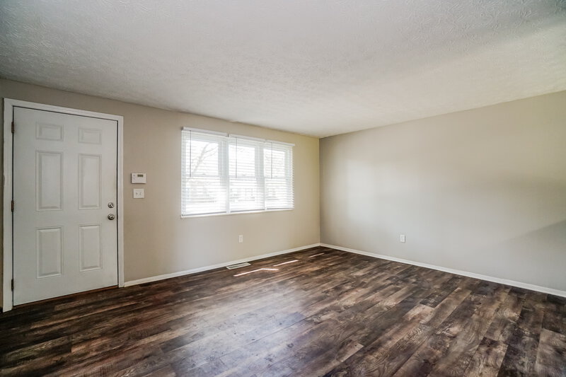 1,660/Mo, 5148 Cherry Creek Pkwy N Columbus, OH 43228 Living Room View 3