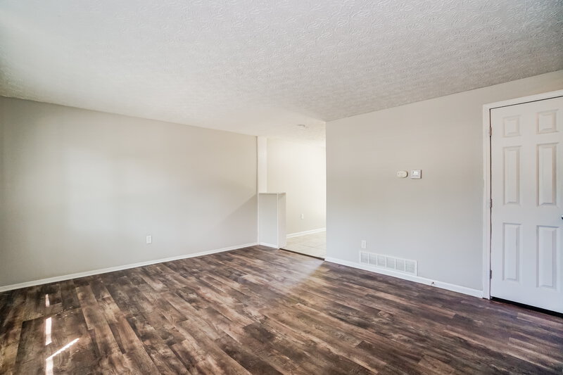 1,660/Mo, 5148 Cherry Creek Pkwy N Columbus, OH 43228 Living Room View 4