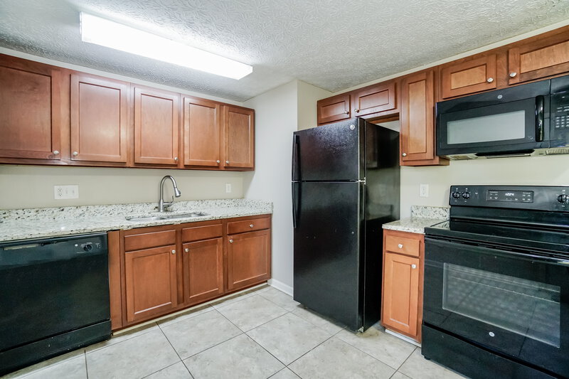 1,660/Mo, 5148 Cherry Creek Pkwy N Columbus, OH 43228 Kitchen View 2