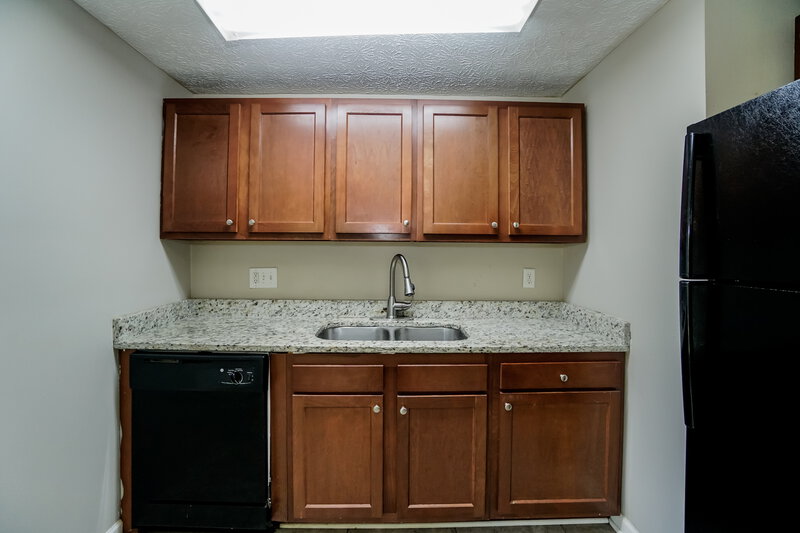 1,660/Mo, 5148 Cherry Creek Pkwy N Columbus, OH 43228 Kitchen View 4