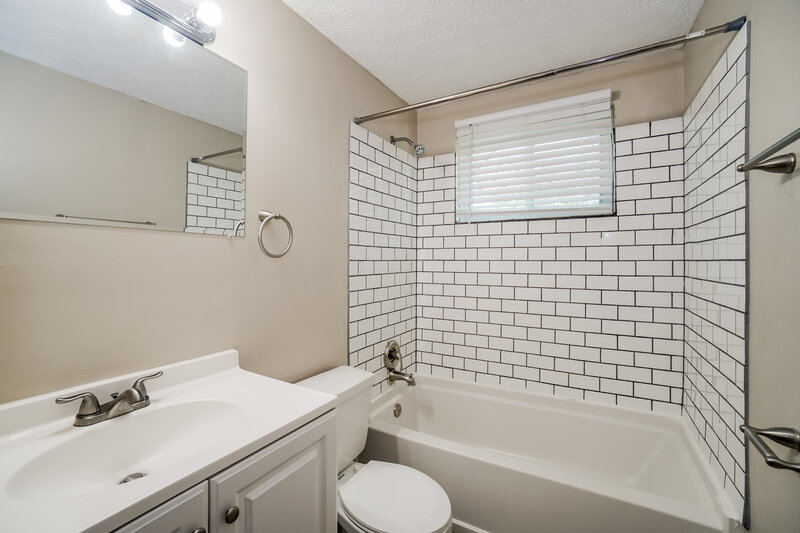 1,660/Mo, 5148 Cherry Creek Pkwy N Columbus, OH 43228 Bathroom View