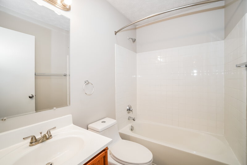 2,205/Mo, 1859 Canopy Ln Columbus, OH 43219 Main Bathroom View