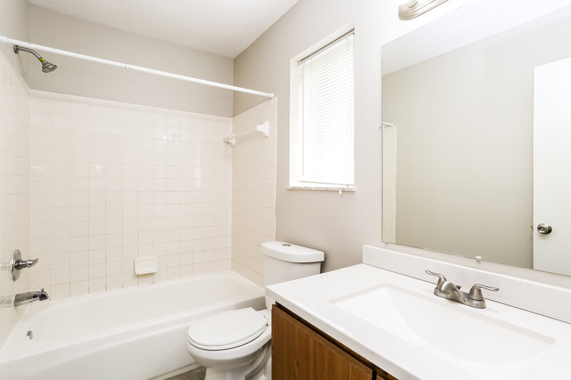 1,670/Mo, 3008 Fox Chaple Dr Columbus, OH 43232 Bathroom View