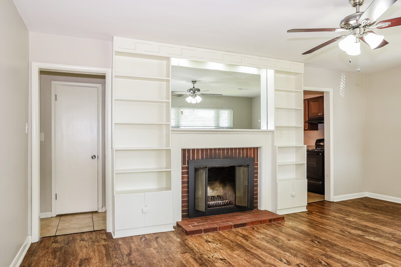 1,945/Mo, 2876 Brownlee Ave Columbus, OH 43209 Living Room View 2