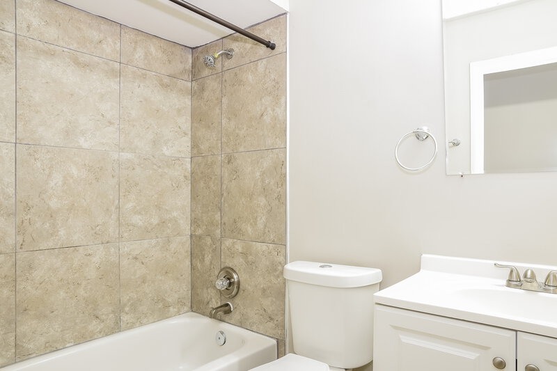 1,945/Mo, 2876 Brownlee Ave Columbus, OH 43209 Main Bathroom View