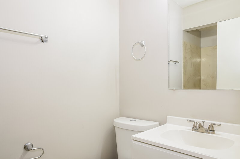 1,945/Mo, 2876 Brownlee Ave Columbus, OH 43209 Bathroom View