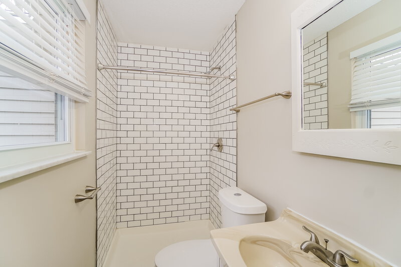 1,845/Mo, 1532 Bolenhill Ave Columbus, OH 43229 Main Bathroom View