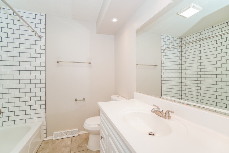 1,845/Mo, 1532 Bolenhill Ave Columbus, OH 43229 Bathroom View