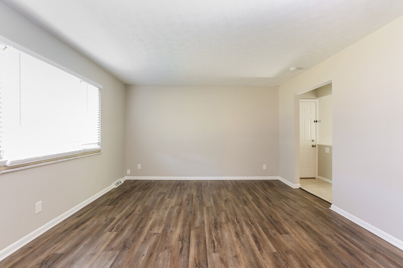 2,005/Mo, 5152 Sassafras Rd Columbus, OH 43229 Living Room View