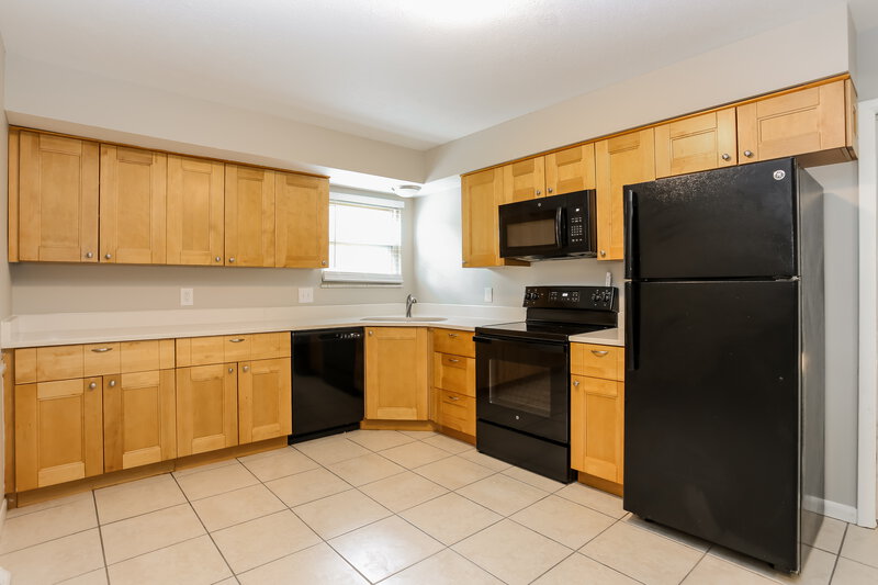 2,005/Mo, 5152 Sassafras Rd Columbus, OH 43229 Kitchen View 2