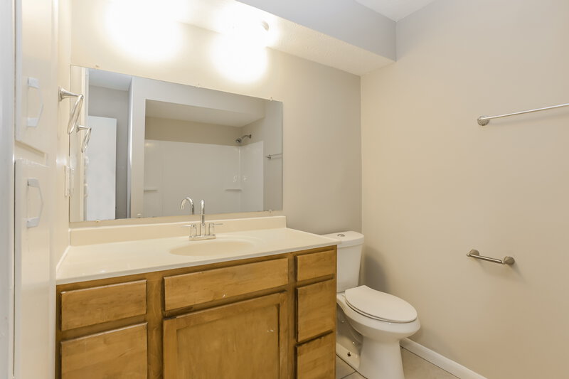 2,005/Mo, 5152 Sassafras Rd Columbus, OH 43229 Bathroom View