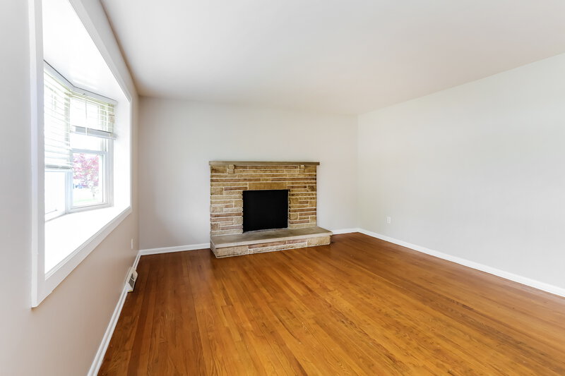 1,865/Mo, 6219 Parkdale Dr Columbus, OH 43229 Living Room View