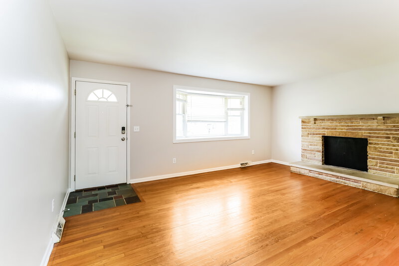 1,865/Mo, 6219 Parkdale Dr Columbus, OH 43229 Living Room View 2