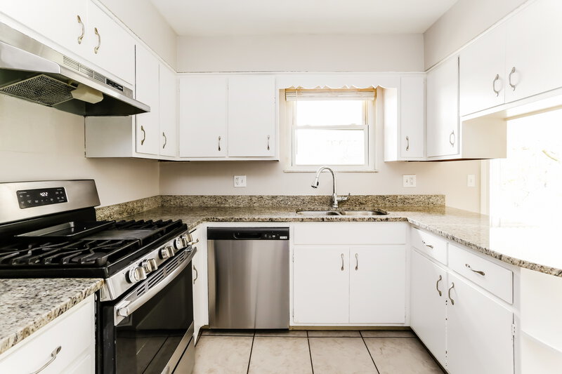 1,865/Mo, 6219 Parkdale Dr Columbus, OH 43229 Kitchen View 2