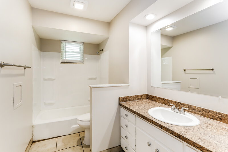 1,865/Mo, 6219 Parkdale Dr Columbus, OH 43229 Bathroom View