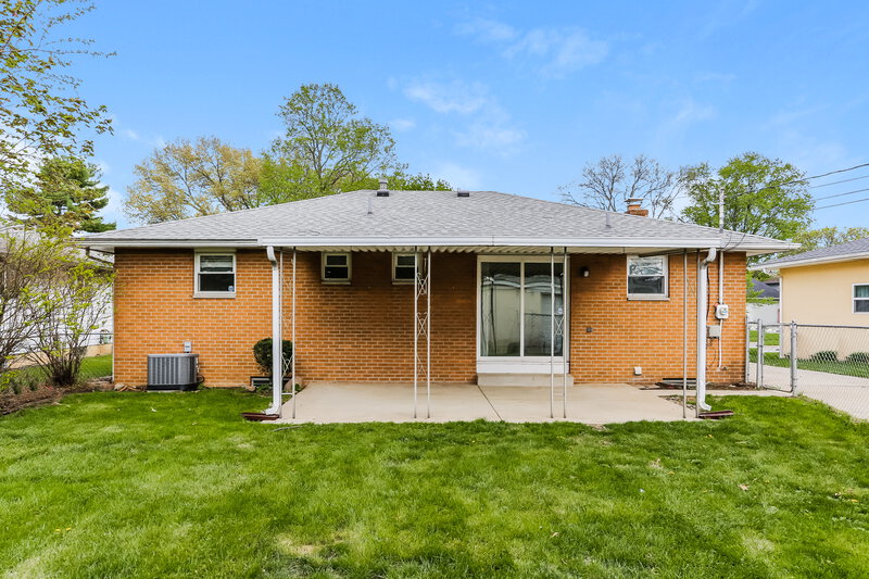 1,865/Mo, 6219 Parkdale Dr Columbus, OH 43229 Rear View