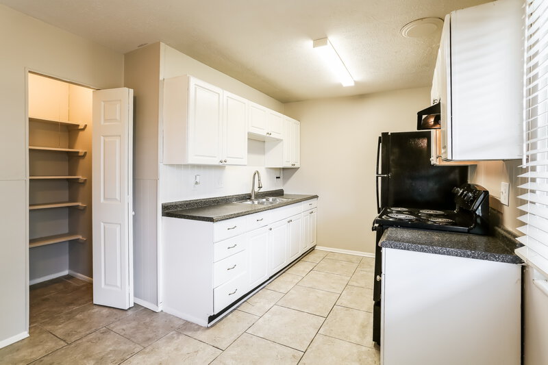 2,610/Mo, 789 Bradwell Dr Columbus, OH 43207 Kitchen View 3