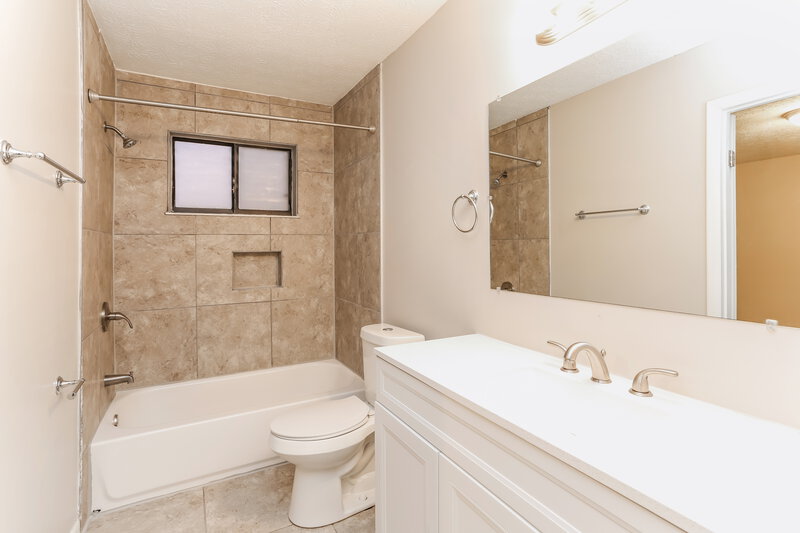 1,685/Mo, 4865 Heaton Rd Columbus, OH 43229 Main Bathroom View