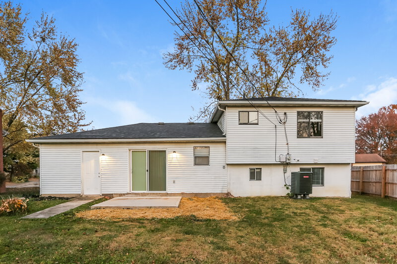 1,685/Mo, 4865 Heaton Rd Columbus, OH 43229 Rear View