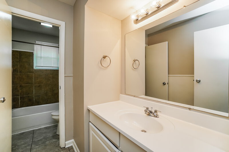 1,930/Mo, 1399 Fullen Rd Columbus, OH 43229 Main Bathroom View
