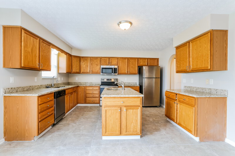 2,315/Mo, 5286 Prater Dr Groveport, OH 43125 Kitchen View 2