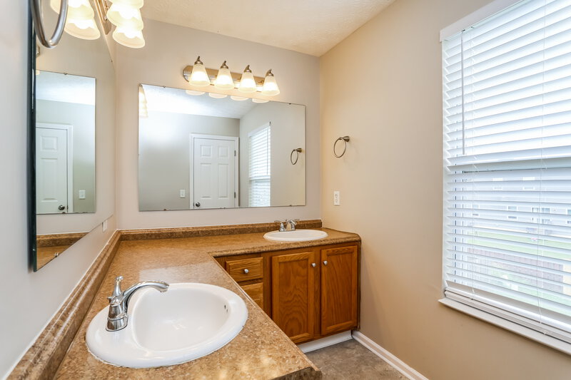 2,315/Mo, 5286 Prater Dr Groveport, OH 43125 Main Bathroom View