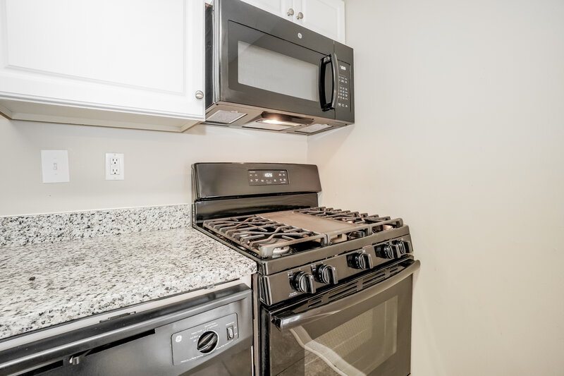 2,020/Mo, 5429 Wesliegh Run Dr Columbus, OH 43228 Kitchen View 3