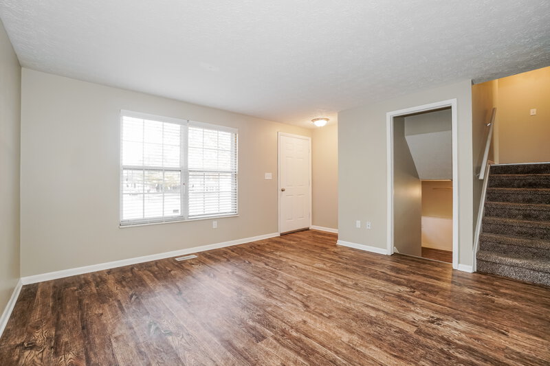 2,020/Mo, 5429 Wesliegh Run Dr Columbus, OH 43228 Family Room View