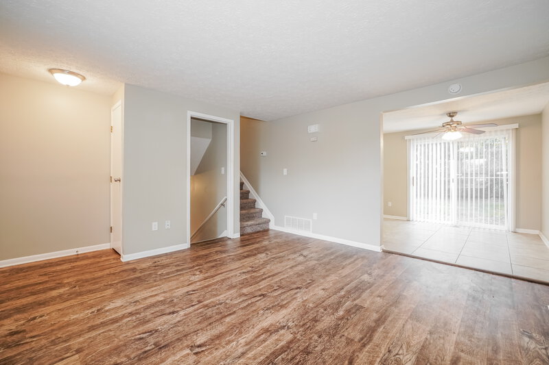 2,020/Mo, 5429 Wesliegh Run Dr Columbus, OH 43228 Family Room View 2