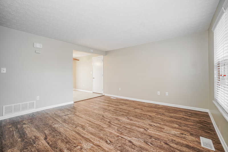 2,020/Mo, 5429 Wesliegh Run Dr Columbus, OH 43228 Master Bedroom View 2