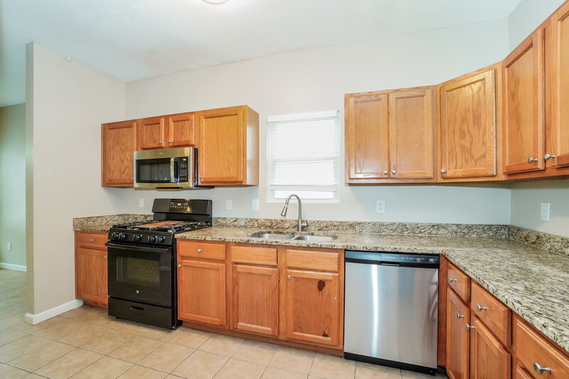 1,790/Mo, 807 Summerville Dr Delaware, OH 43015 Kitchen View 2