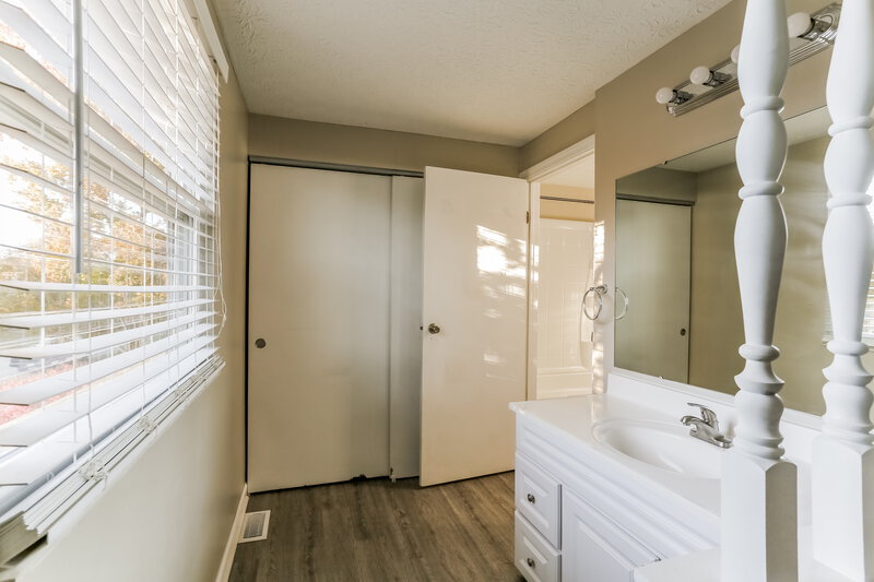 2,240/Mo, 6304 Shaftsbury Ln Dublin, OH 43017 Main Bathroom View