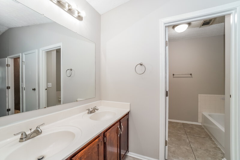 2,595/Mo, 593 Bridgewater Ct Westerville, OH 43081 Main Bathroom View