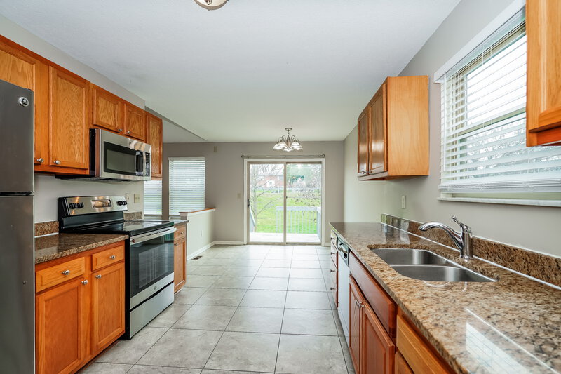 2,330/Mo, 3106 Amberfield Dr Columbus, OH 43232 Kitchen View 2