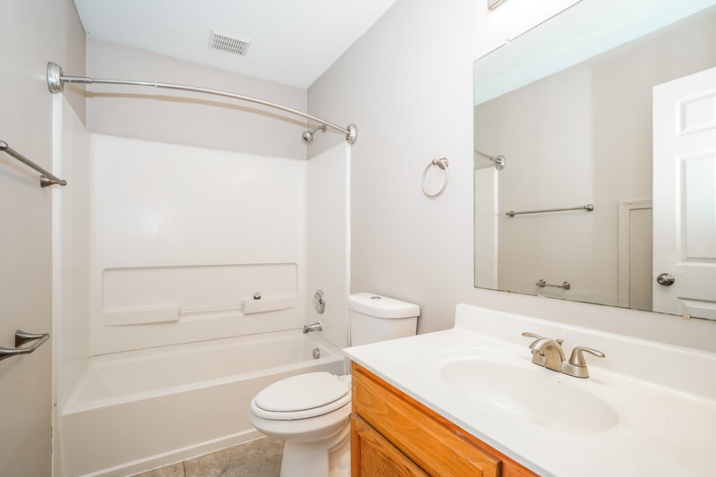 2,330/Mo, 3106 Amberfield Dr Columbus, OH 43232 Main Bathroom View