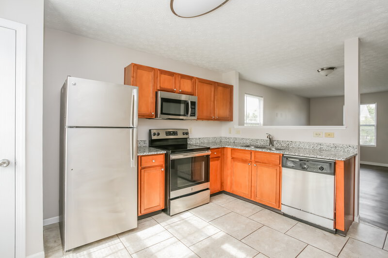 2,135/Mo, 4662 Kenross Dr Columbus, OH 43207 Kitchen View 2