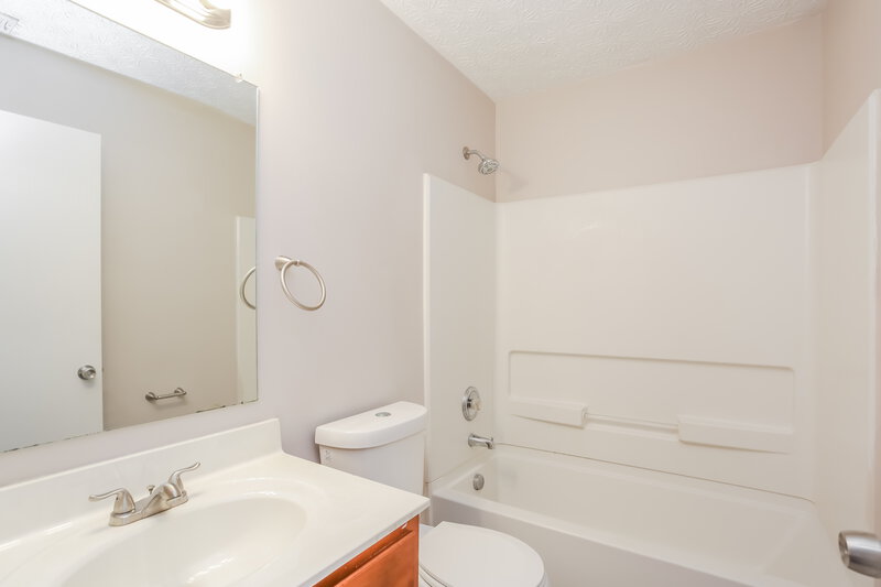 2,135/Mo, 4662 Kenross Dr Columbus, OH 43207 Bathroom View