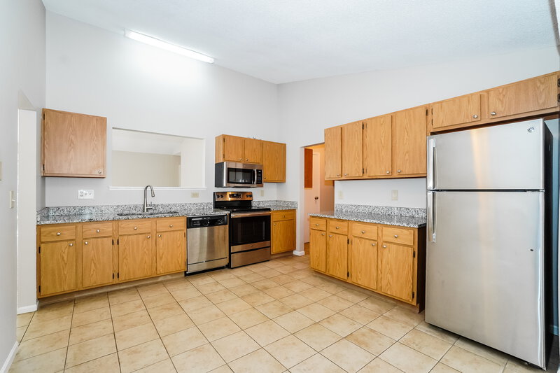 2,295/Mo, 5975 Cape Coral Ln Hilliard, OH 43026 Kitchen View 2