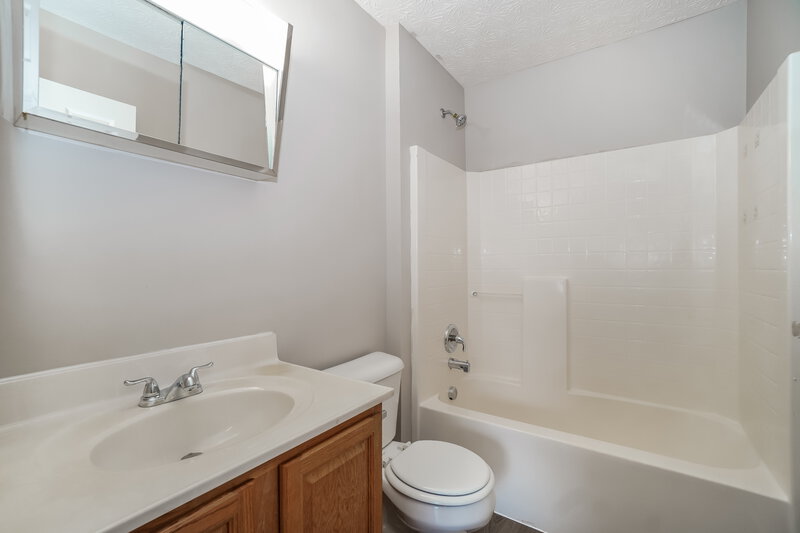 2,285/Mo, 3087 Fabyan Dr Reynoldsburg, OH 43068 Bathroom View