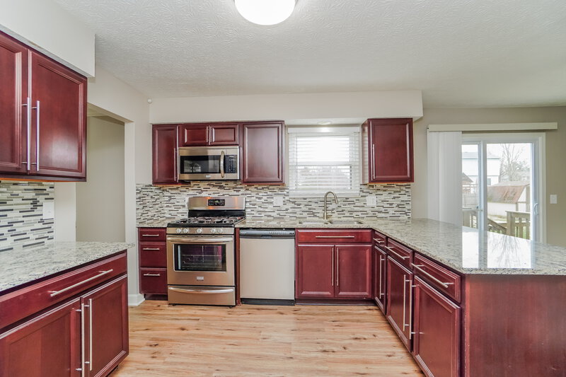 3,320/Mo, 12118 Greenbower Ave NW Pickerington, OH 43147 Kitchen View 2