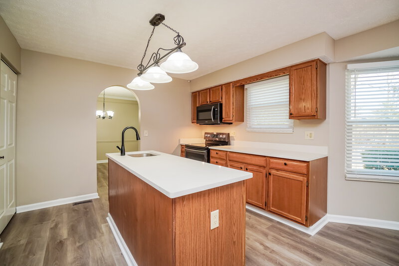 2,895/Mo, 7927 Oak Valley Rd Reynoldsburg, OH 43068 Kitchen View 2