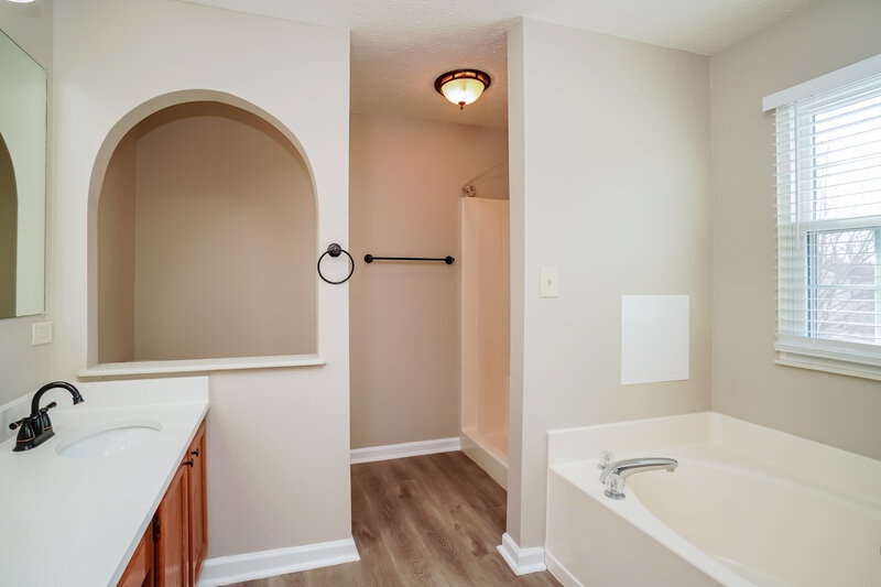 2,895/Mo, 7927 Oak Valley Rd Reynoldsburg, OH 43068 Main Bathroom View