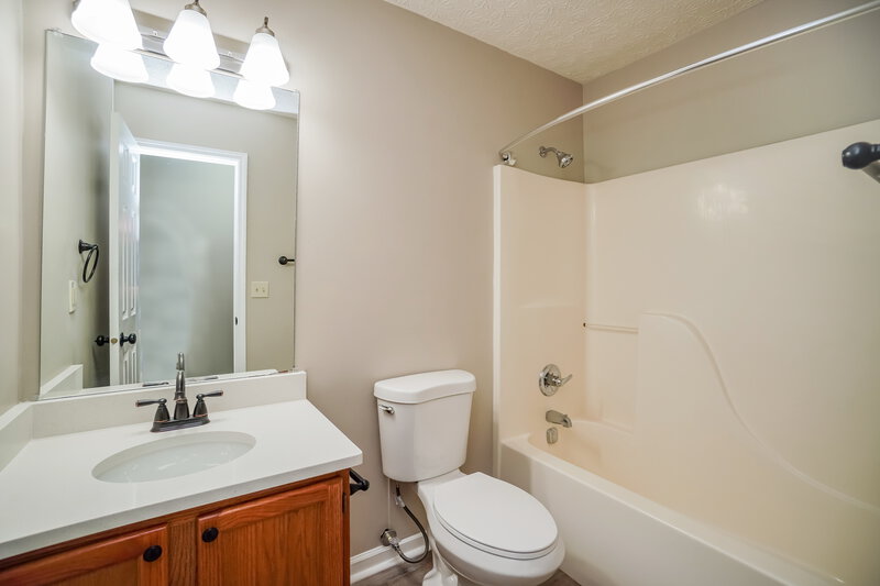 2,895/Mo, 7927 Oak Valley Rd Reynoldsburg, OH 43068 Bathroom View