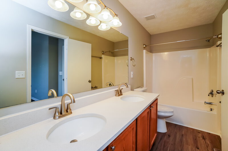 2,355/Mo, 5763 Coldcreek Dr Hilliard, OH 43026 Main Bathroom View