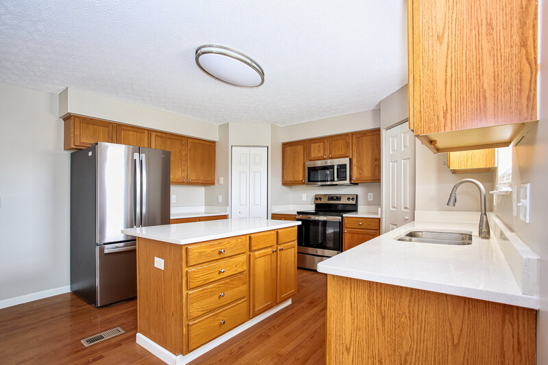 2,465/Mo, 6322 Bellinger Dr Galloway, OH 43119 Kitchen View 2